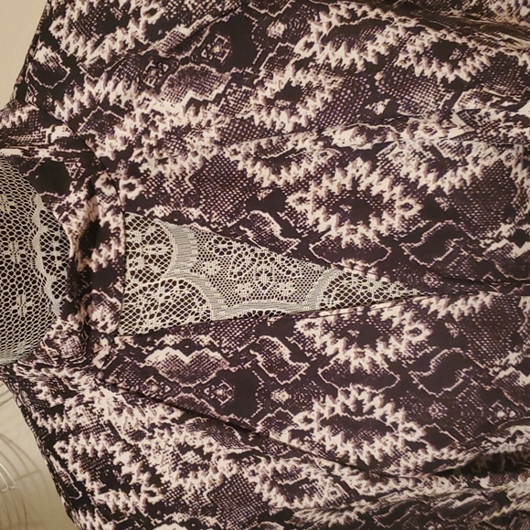 SOLD 🚫 Romeo & Juliet Couture Snake Print Long Sleeve Top sz L - Picture 2 of 11